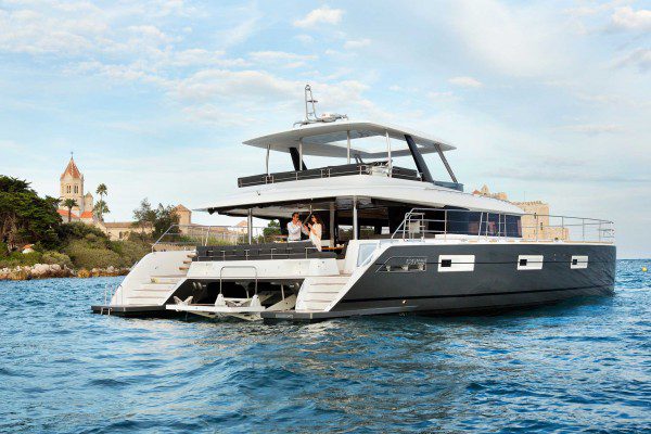 Lagoon 630 Motor Yacht stern