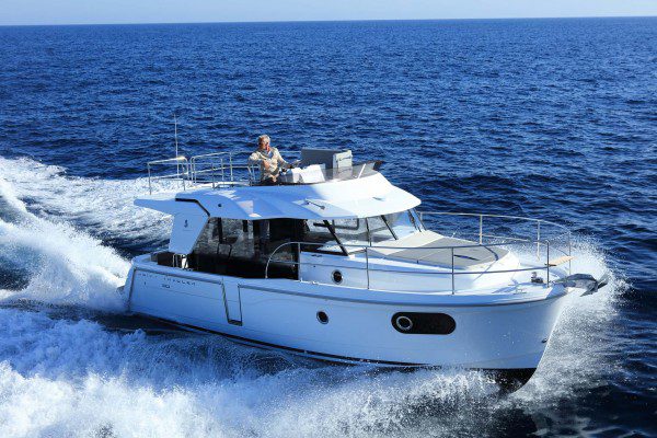Swift Trawler 30 power boat running