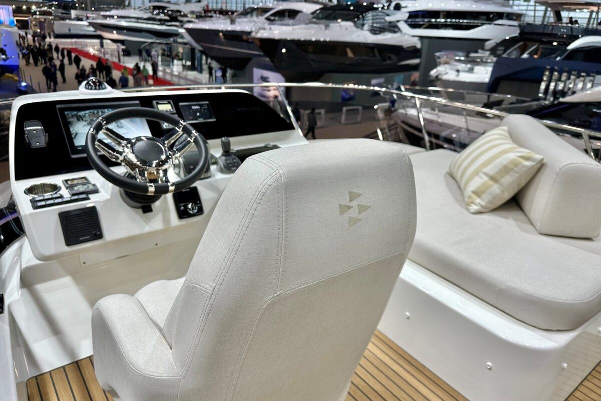 Prestige F4.3 - Helm Station Flybridge