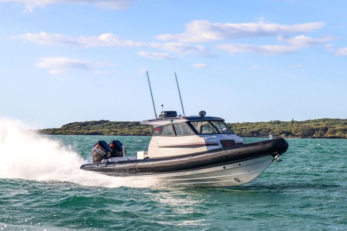 Protector R Edition -targa-330-at-sea-r-edition