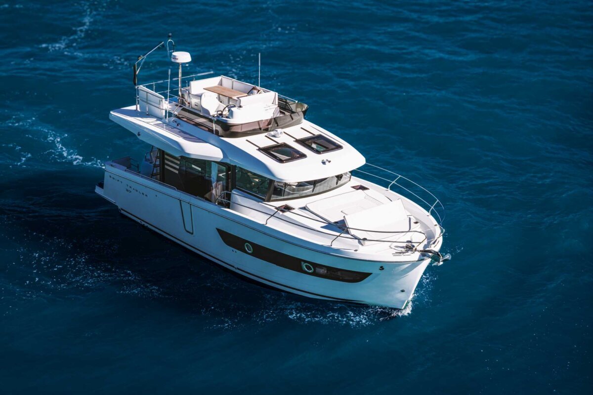 SWIFT TRAWLER 37 FLY - IMAGE - EXTERIOR 13